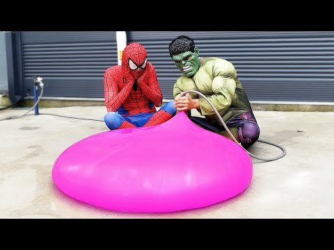 Spider Man Hulk Popping Giant Water Balloons!