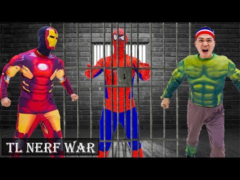 Superhero War in Real Life SpiderMan, Hulk, Frozen Elsa / Spider-Man Funny Situation