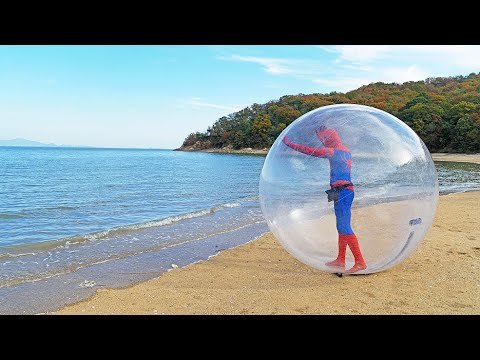 Spider Man Crosses the Sea İnside a Giant Balloon!