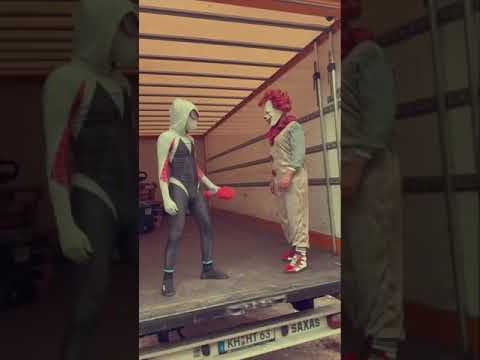 It & Spidergwen Vs Spider-Man 😱