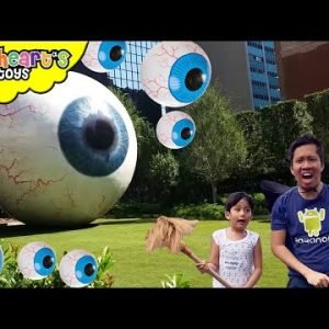 1,000,000 Eyeball Invasion!! “Skyheart Toys” kids battle spider dinosaurs for kids