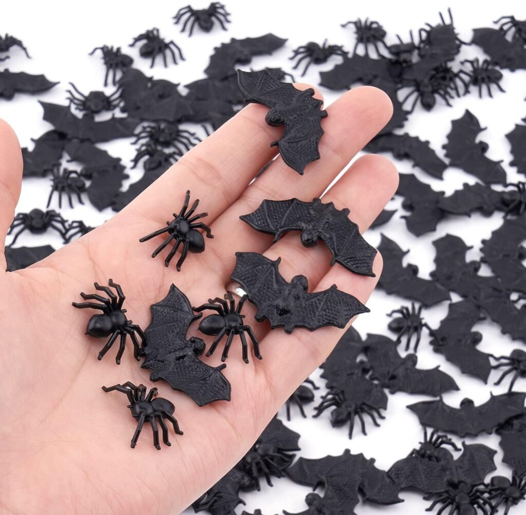 Halloween Plastic Bats Spiders, 200PCS Mini Bats and Fake Spiders for Halloween Decorations Creepy Scary Prank Toys Plastic Insect Toys Halloween Miniatures